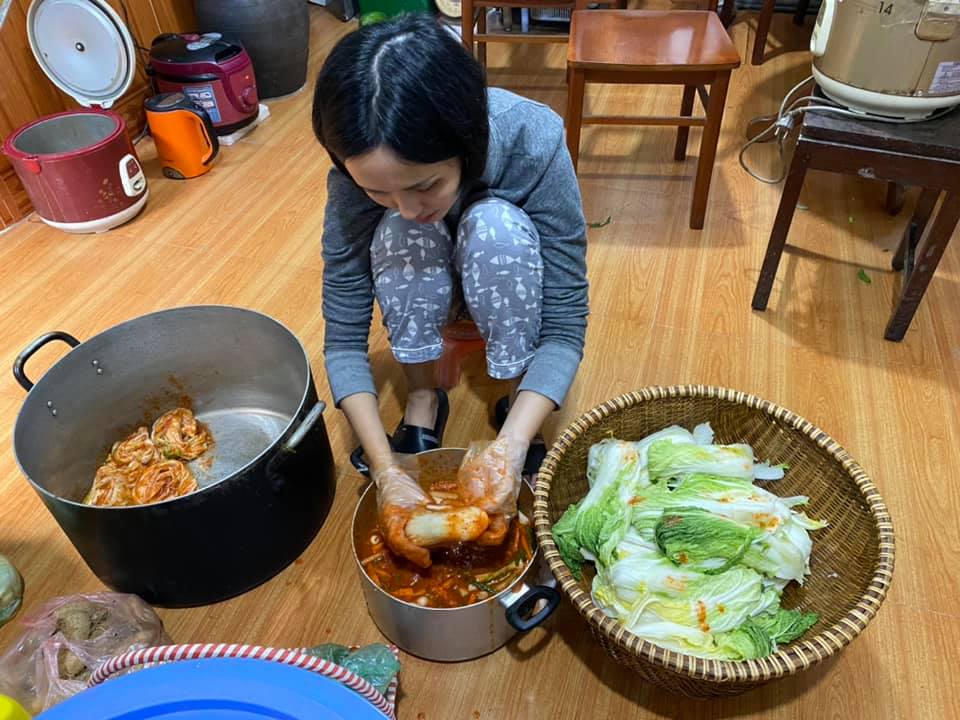 Tiểu thư Hà thành 10 năm lấy chồng cầu thủ: Về quê đảm đang bếp núc, lên phố Tiểu thư Hà thành 10 năm lấy chồng cầu thủ: Về quê đảm đang bếp núc, lên phố