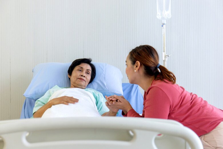 Mẹ chồng nhập viện, tôi đến thăm thì sửng sốt khi thấy vợ cũ của chồng đang chăm sóc bà: Câu chị ấy nói làm tôi nhục nhã - Ảnh 1. Mẹ chồng nhập viện, tôi đến thăm thì sửng sốt khi thấy vợ cũ của chồng đang chăm sóc bà: Câu chị ấy nói làm tôi nhục nhã - Ảnh 1.