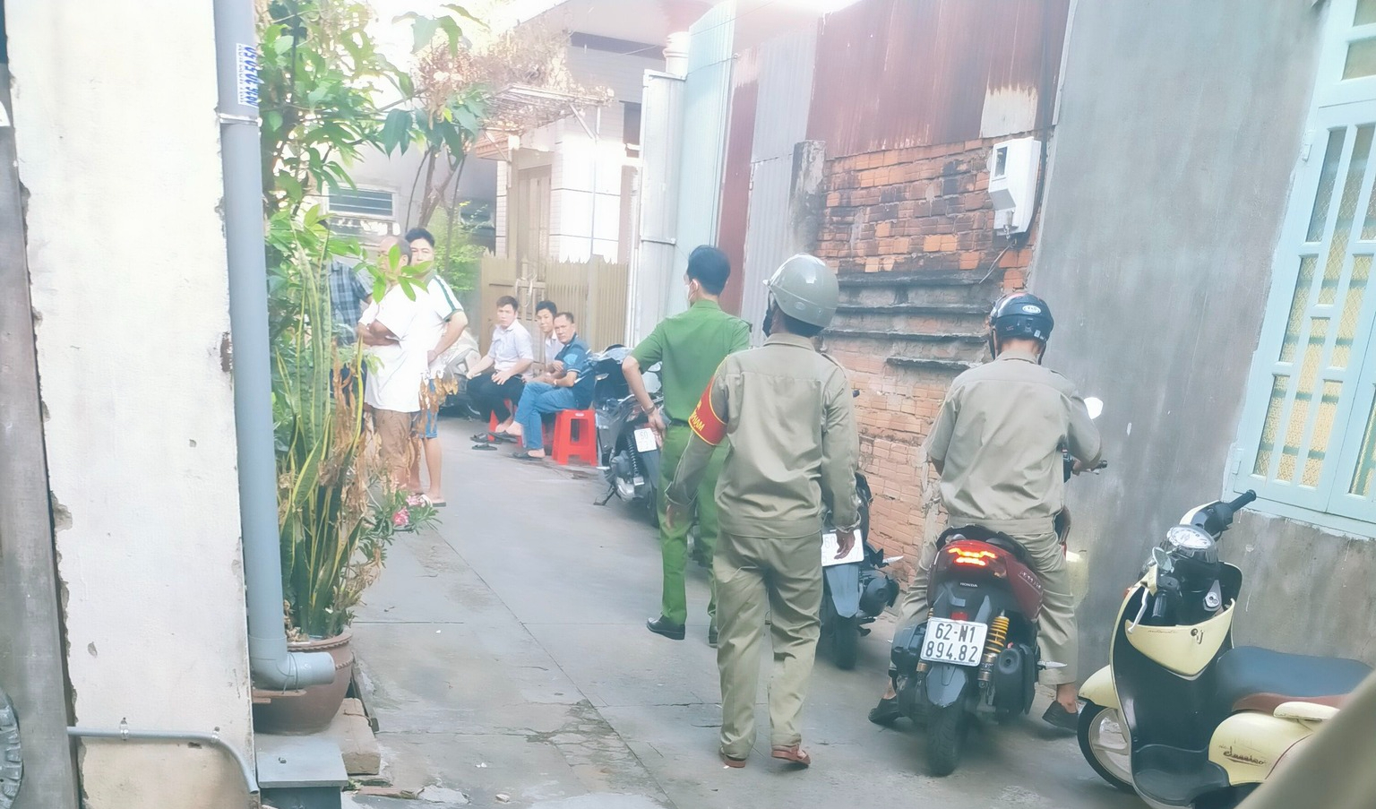 Sau tiếng nổ xé màn đêm trong con hẻm ở Biên Hoà, 2 người tử vong- Ảnh 2. Sau tiếng nổ xé màn đêm trong con hẻm ở Biên Hoà, 2 người tử vong- Ảnh 2.