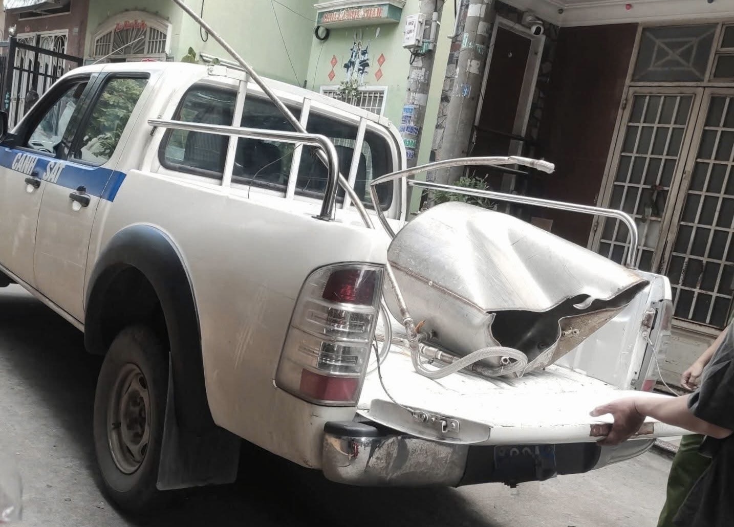 Sau tiếng nổ xé màn đêm trong con hẻm ở Biên Hoà, 2 người tử vong- Ảnh 1. Sau tiếng nổ xé màn đêm trong con hẻm ở Biên Hoà, 2 người tử vong- Ảnh 1.