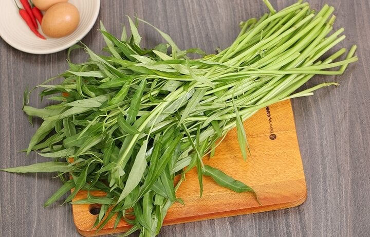 Rau muống đầy chợ, mua xong vẫn băn khoăn Rau muống đầy chợ, mua xong vẫn băn khoăn
