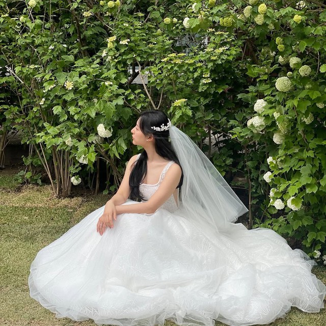 "Nàng thơ quý tộc" xứ Hàn hút hồn với khí chất quá tiểu thư: Sang đến độ stylist chỉ nhìn mà không dám chỉnh váy - Ảnh 1. "Nàng thơ quý tộc" xứ Hàn hút hồn với khí chất quá tiểu thư: Sang đến độ stylist chỉ nhìn mà không dám chỉnh váy - Ảnh 1.