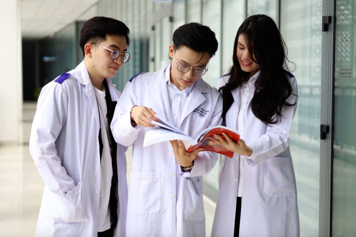Các trường Y Dược đồng loạt tăng học phí, cao nhất gần 130 triệu đồng/năm - Ảnh 1. Các trường Y Dược đồng loạt tăng học phí, cao nhất gần 130 triệu đồng/năm - Ảnh 1.
