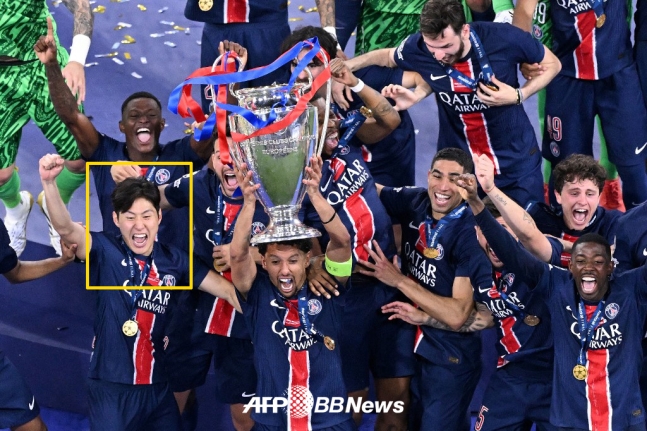 Cầu thủ triệu fan đeo huy chương vô địch Champions League cho bạn gái tiểu thư tài phiệt siêu giàu, visual couple gây sốt!- Ảnh 8. Cầu thủ triệu fan đeo huy chương vô địch Champions League cho bạn gái tiểu thư tài phiệt siêu giàu, visual couple gây sốt!- Ảnh 8.