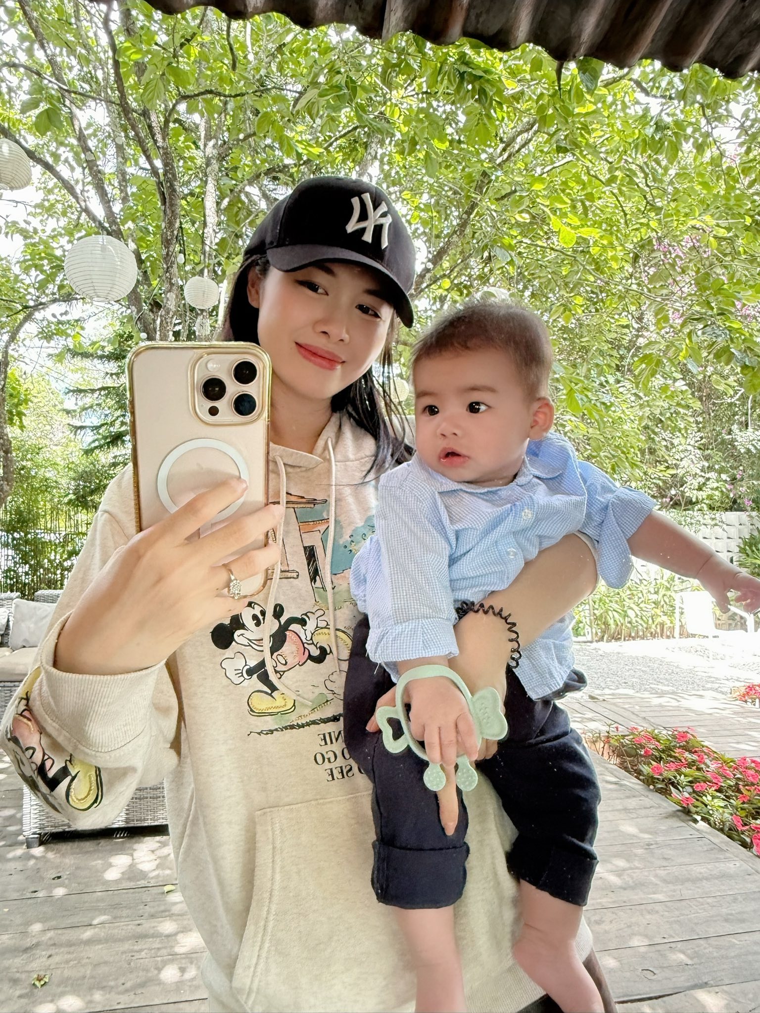 Chuyến đi xa đầu đời của bé út nhà Đăng Khôi - Thủy Anh: Dân tình vừa được dịp ngắm cả 3 quý tử, vừa ngạc nhiên với visual không thua gì bố của cậu cả- Ảnh 4. Chuyến đi xa đầu đời của bé út nhà Đăng Khôi - Thủy Anh: Dân tình vừa được dịp ngắm cả 3 quý tử, vừa ngạc nhiên với visual không thua gì bố của cậu cả- Ảnh 4.
