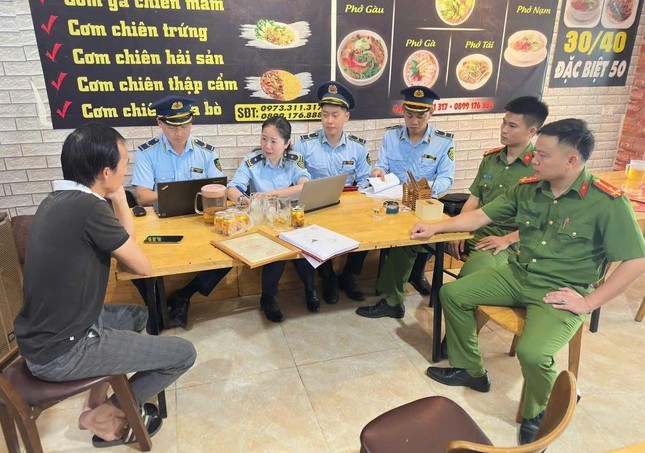 Phát hiện hàng trăm hộp sữa bột trẻ em nhập lậu - Ảnh 2. Phát hiện hàng trăm hộp sữa bột trẻ em nhập lậu - Ảnh 2.
