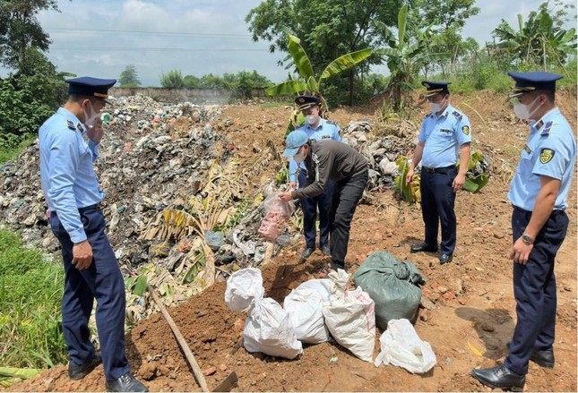 Phát hiện hàng trăm hộp sữa bột trẻ em nhập lậu - Ảnh 3. Phát hiện hàng trăm hộp sữa bột trẻ em nhập lậu - Ảnh 3.