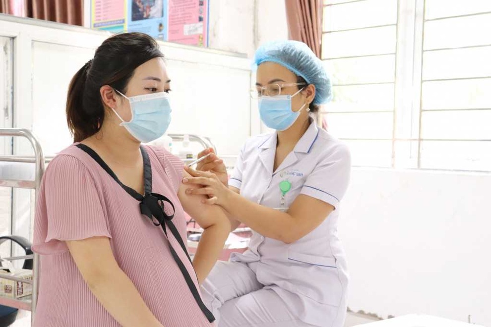Đang mang bầu có tiêm vắc xin ngừa HPV, phòng ung thư cổ tử cung được không?- Ảnh 1.