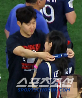 Cầu thủ triệu fan đeo huy chương vô địch Champions League cho bạn gái tiểu thư tài phiệt siêu giàu, visual couple gây sốt!- Ảnh 4. Cầu thủ triệu fan đeo huy chương vô địch Champions League cho bạn gái tiểu thư tài phiệt siêu giàu, visual couple gây sốt!- Ảnh 4.