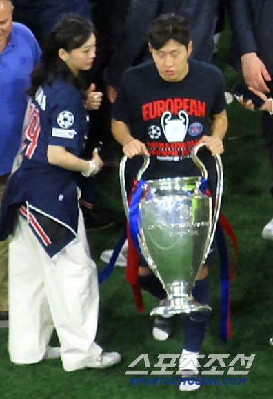 Cầu thủ triệu fan đeo huy chương vô địch Champions League cho bạn gái tiểu thư tài phiệt siêu giàu, visual couple gây sốt!- Ảnh 5. Cầu thủ triệu fan đeo huy chương vô địch Champions League cho bạn gái tiểu thư tài phiệt siêu giàu, visual couple gây sốt!- Ảnh 5.