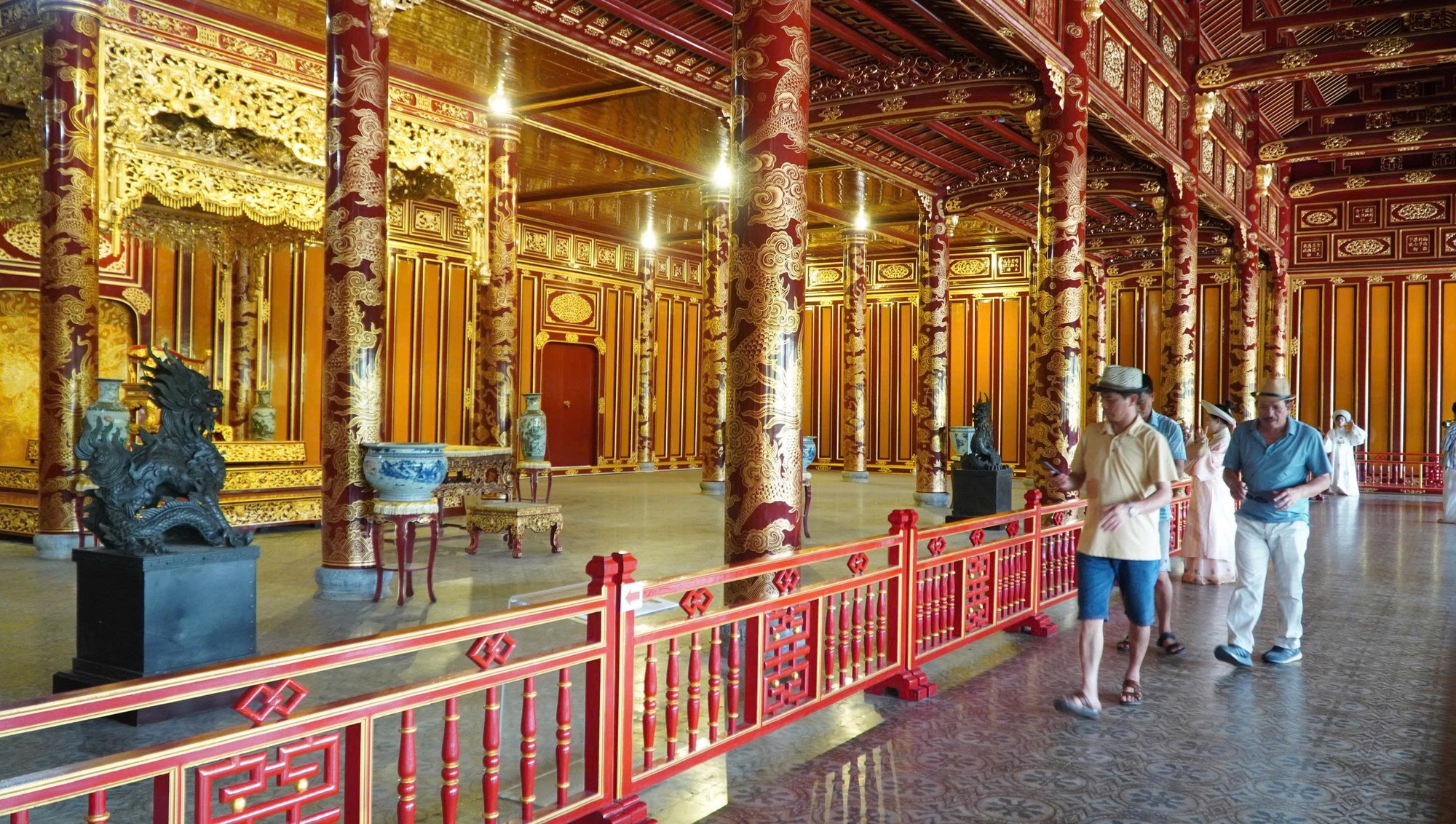 Hai bảo vệ trong vụ ngai vua triều Nguyễn bị xâm hại được cho thôi việc- Ảnh 1. Hai bảo vệ trong vụ ngai vua triều Nguyễn bị xâm hại được cho thôi việc- Ảnh 1.