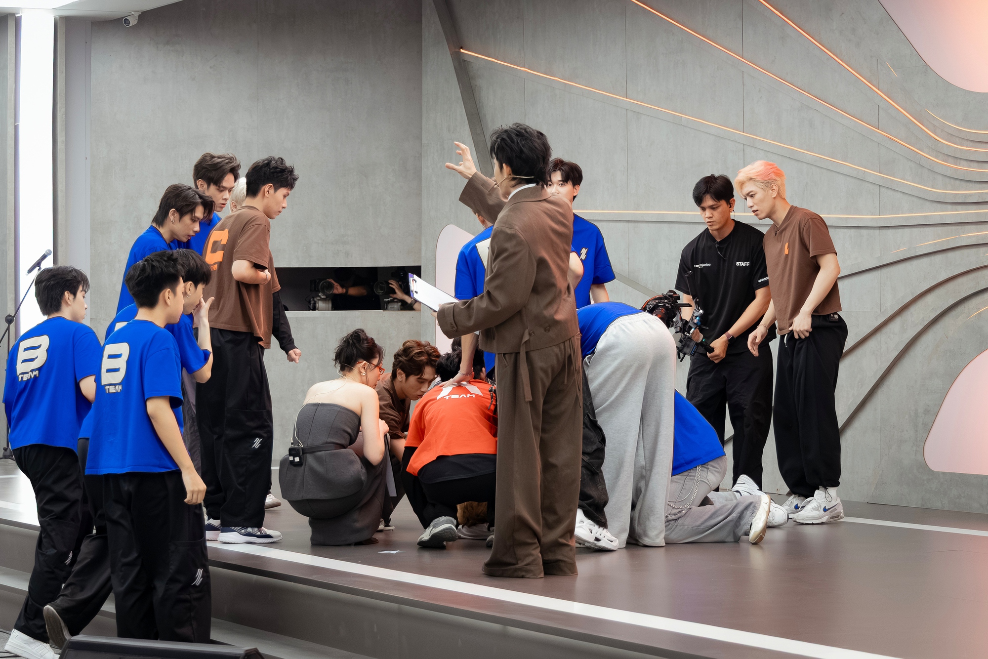 Từ thực tập sinh show sống còn đến Từ thực tập sinh show sống còn đến