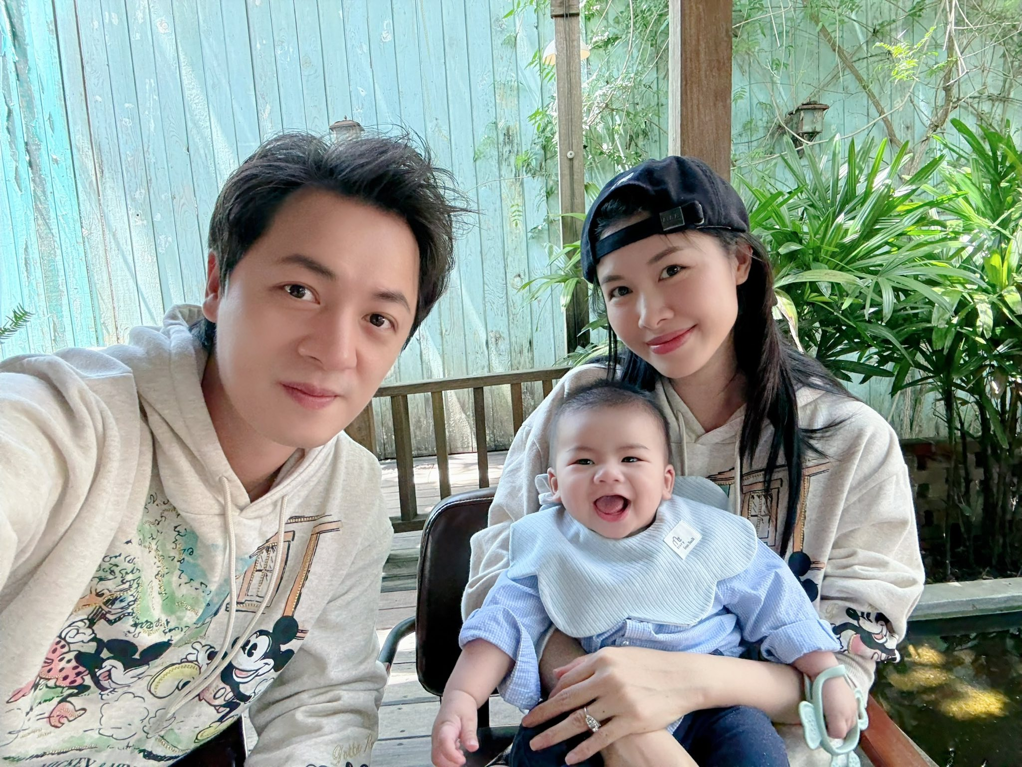 Chuyến đi xa đầu đời của bé út nhà Đăng Khôi - Thủy Anh: Dân tình vừa được dịp ngắm cả 3 quý tử, vừa ngạc nhiên với visual không thua gì bố của cậu cả- Ảnh 5. Chuyến đi xa đầu đời của bé út nhà Đăng Khôi - Thủy Anh: Dân tình vừa được dịp ngắm cả 3 quý tử, vừa ngạc nhiên với visual không thua gì bố của cậu cả- Ảnh 5.