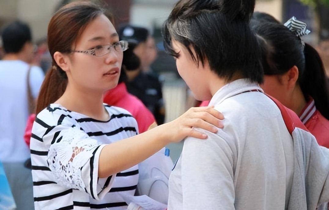 "Bêu" cả hình ảnh Hội trưởng hội PH lên mạng, bà mẹ Hà Nội bị chỉ trích: Chị có đúng cũng thành sai mất rồi! - Ảnh 1. "Bêu" cả hình ảnh Hội trưởng hội PH lên mạng, bà mẹ Hà Nội bị chỉ trích: Chị có đúng cũng thành sai mất rồi! - Ảnh 1.