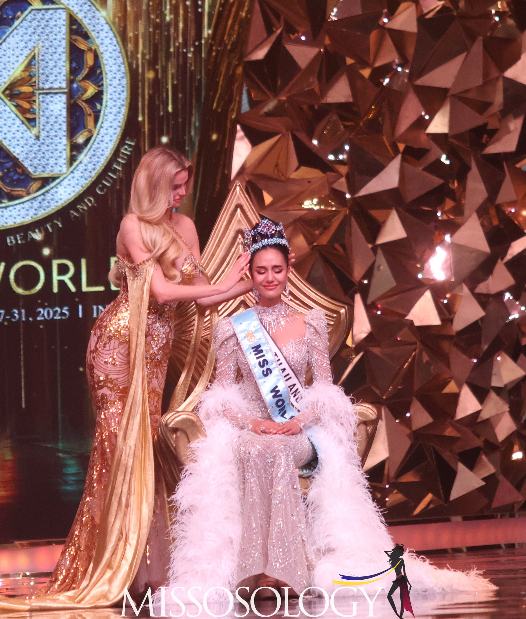 Hoa hậu Thái Lan vừa đăng quang Miss World: Bị Miss Universe tước danh hiệu, "check var" profile lẫn mặt mộc mới sốc - Ảnh 1. Hoa hậu Thái Lan vừa đăng quang Miss World: Bị Miss Universe tước danh hiệu, "check var" profile lẫn mặt mộc mới sốc - Ảnh 1.