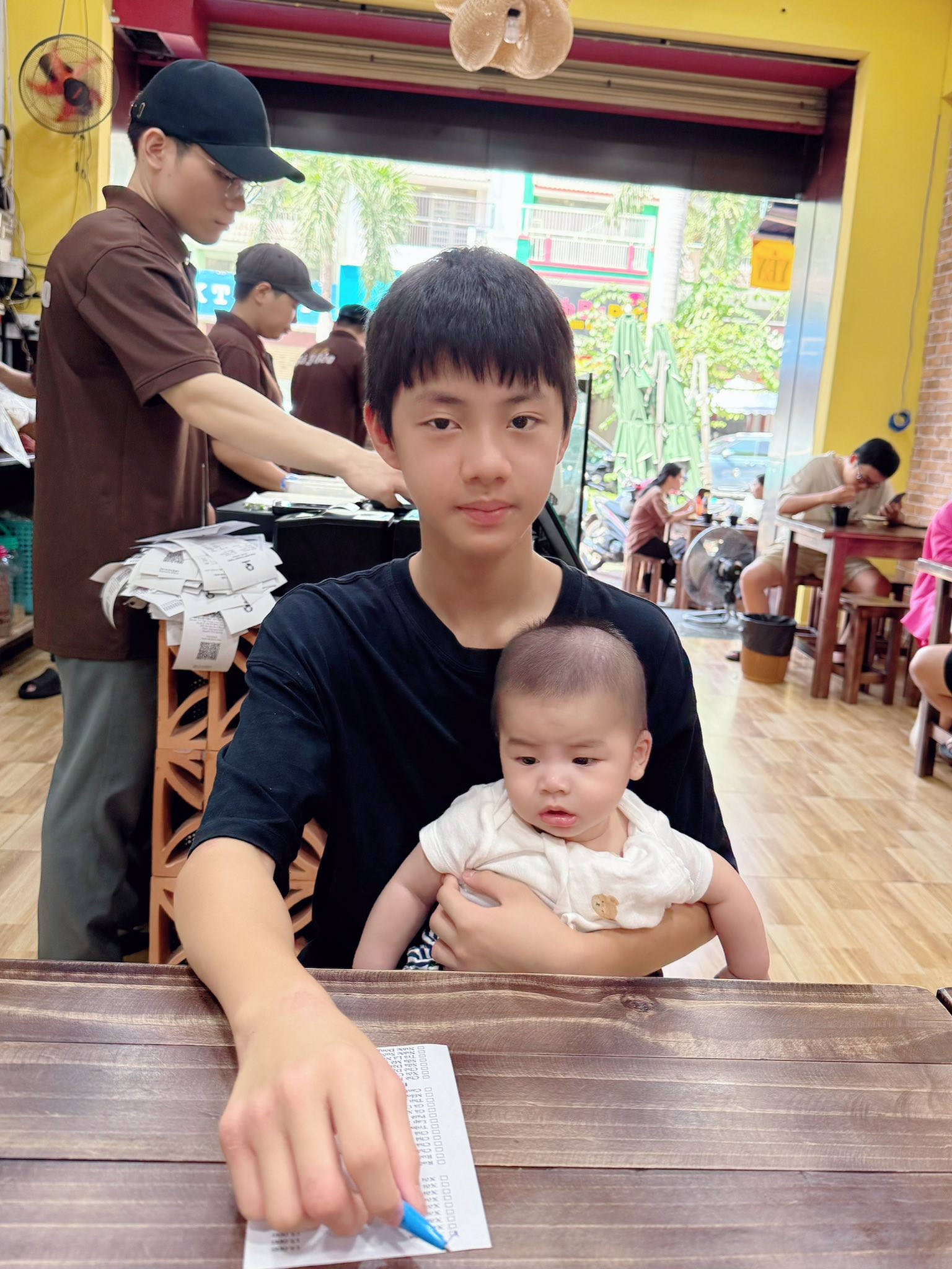 Chuyến đi xa đầu đời của bé út nhà Đăng Khôi - Thủy Anh: Dân tình vừa được dịp ngắm cả 3 quý tử, vừa ngạc nhiên với visual không thua gì bố của cậu cả- Ảnh 11. Chuyến đi xa đầu đời của bé út nhà Đăng Khôi - Thủy Anh: Dân tình vừa được dịp ngắm cả 3 quý tử, vừa ngạc nhiên với visual không thua gì bố của cậu cả- Ảnh 11.