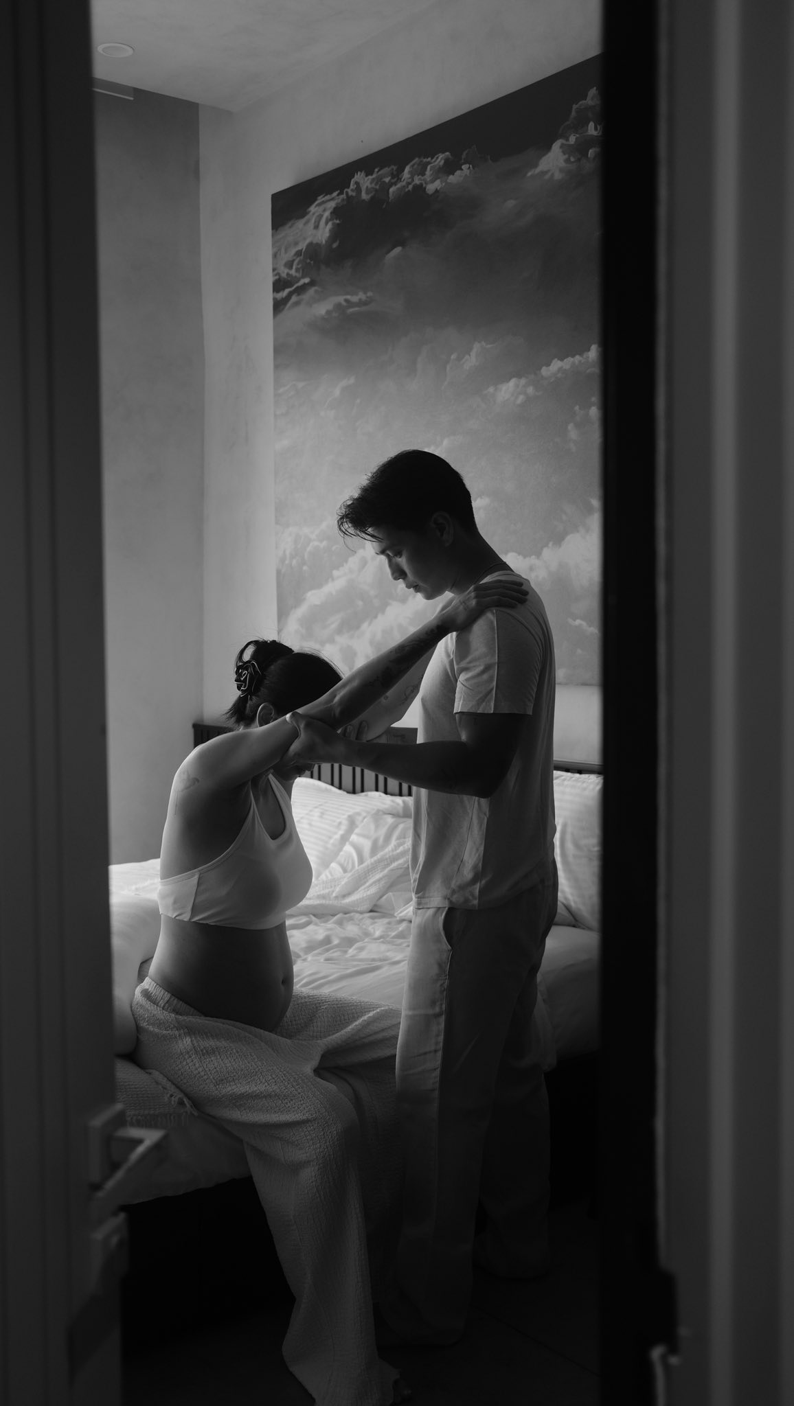 Ngô Thanh Vân tiết lộ tình trạng cơ thể khi đang mang thai ở tuổi 46: Da khô sần sùi, nứt nẻ, tóc rụng, cơ thể đau nhức - Ảnh 1. Ngô Thanh Vân tiết lộ tình trạng cơ thể khi đang mang thai ở tuổi 46: Da khô sần sùi, nứt nẻ, tóc rụng, cơ thể đau nhức - Ảnh 1.