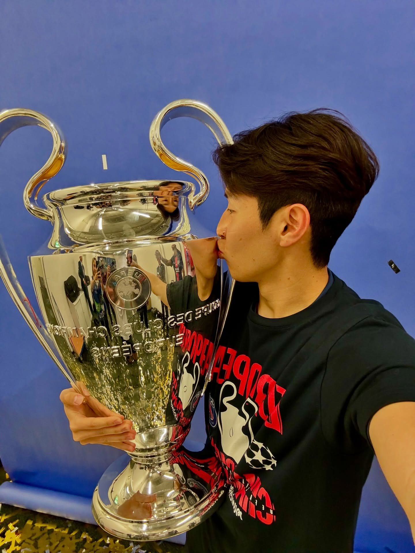 Cầu thủ triệu fan đeo huy chương vô địch Champions League cho bạn gái tiểu thư tài phiệt siêu giàu, visual couple gây sốt!- Ảnh 2. Cầu thủ triệu fan đeo huy chương vô địch Champions League cho bạn gái tiểu thư tài phiệt siêu giàu, visual couple gây sốt!- Ảnh 2.