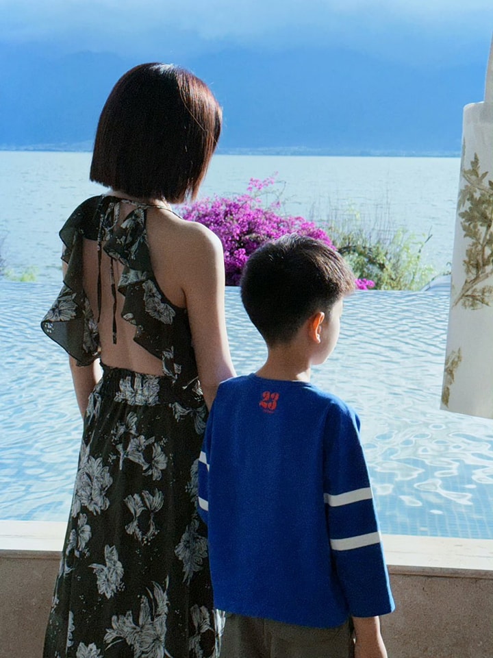 Ảnh bóng lưng của Trần Nghiên Hy và con trai gây xúc động: Sinh nhật đầu tiên hậu ly hôn, mẹ con nương tựa bên nhau- Ảnh 1. Ảnh bóng lưng của Trần Nghiên Hy và con trai gây xúc động: Sinh nhật đầu tiên hậu ly hôn, mẹ con nương tựa bên nhau- Ảnh 1.