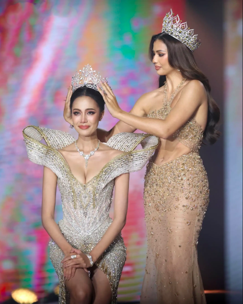Hoa hậu Thái Lan vừa đăng quang Miss World: Bị Miss Universe tước danh hiệu, "check var" profile lẫn mặt mộc mới sốc - Ảnh 3. Hoa hậu Thái Lan vừa đăng quang Miss World: Bị Miss Universe tước danh hiệu, "check var" profile lẫn mặt mộc mới sốc - Ảnh 3.