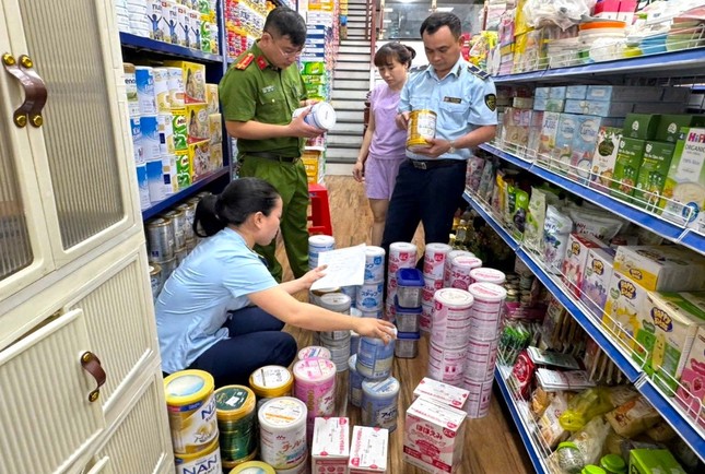 Phát hiện hàng trăm hộp sữa bột trẻ em nhập lậu - Ảnh 1. Phát hiện hàng trăm hộp sữa bột trẻ em nhập lậu - Ảnh 1.