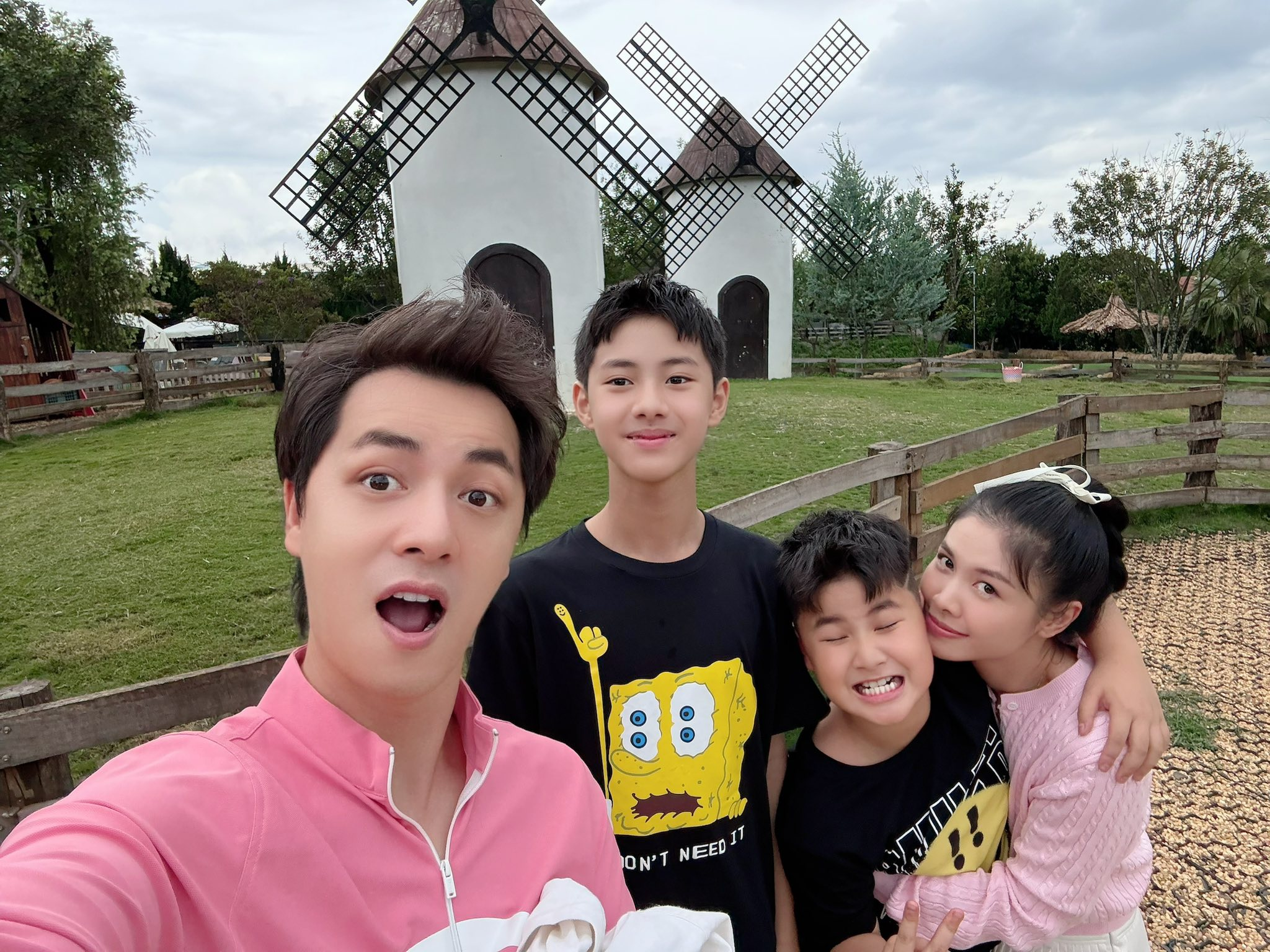 Chuyến đi xa đầu đời của bé út nhà Đăng Khôi - Thủy Anh: Dân tình vừa được dịp ngắm cả 3 quý tử, vừa ngạc nhiên với visual không thua gì bố của cậu cả- Ảnh 8. Chuyến đi xa đầu đời của bé út nhà Đăng Khôi - Thủy Anh: Dân tình vừa được dịp ngắm cả 3 quý tử, vừa ngạc nhiên với visual không thua gì bố của cậu cả- Ảnh 8.