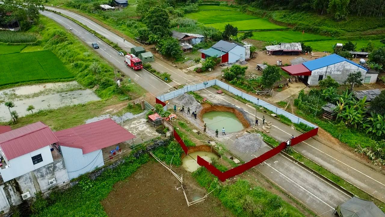 Vụ mất tích ở hố tử thần tại Bắc Kạn: Người thân nạn nhân mòn mỏi chờ đợi phép màu - Ảnh 1. Vụ mất tích ở hố tử thần tại Bắc Kạn: Người thân nạn nhân mòn mỏi chờ đợi phép màu - Ảnh 1.