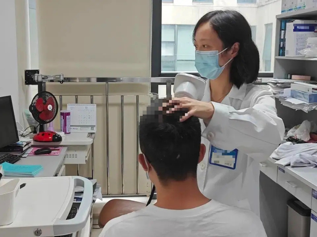 Nam sinh 16 tuổi đ&atilde; h&oacute;i nửa đầu v&igrave; 1 th&oacute;i quen khi ngủ người c&agrave;ng trẻ tuổi c&agrave;ng dễ &ldquo;sa v&agrave;o bẫy&rdquo; - Ảnh 1.