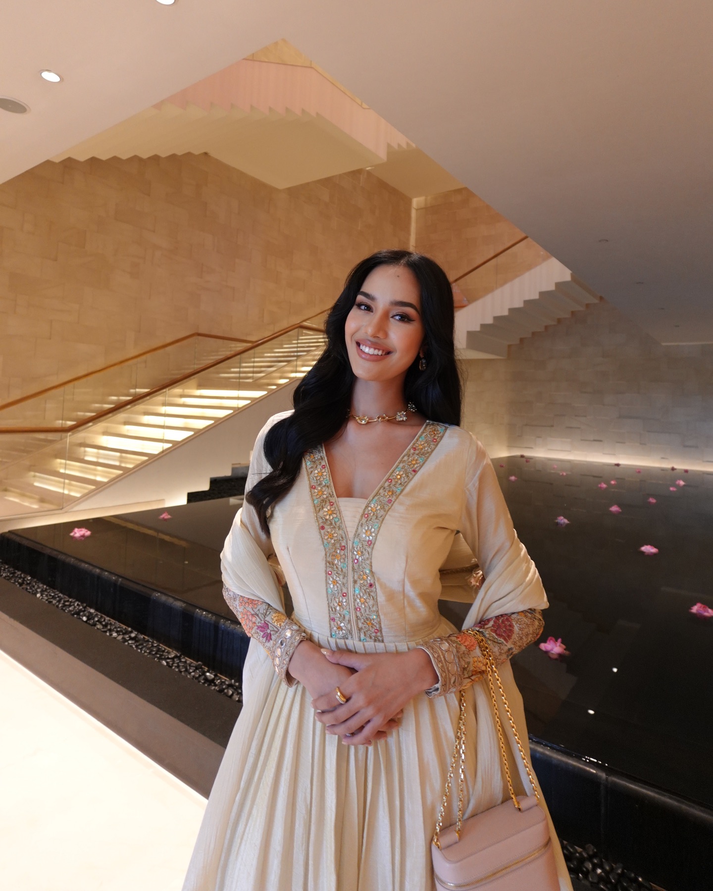 Hoa hậu Thái Lan vừa đăng quang Miss World: Bị Miss Universe tước danh hiệu, "check var" profile lẫn mặt mộc mới sốc - Ảnh 4. Hoa hậu Thái Lan vừa đăng quang Miss World: Bị Miss Universe tước danh hiệu, "check var" profile lẫn mặt mộc mới sốc - Ảnh 4.