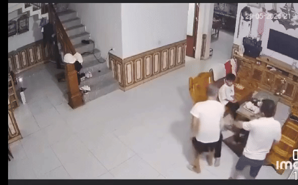 Vụ chồng đánh vợ đến nhập viện: Con thấy mẹ bị đánh nên trích xuất camera gửi cho bác xem - Ảnh 2. Vụ chồng đánh vợ đến nhập viện: Con thấy mẹ bị đánh nên trích xuất camera gửi cho bác xem - Ảnh 2.