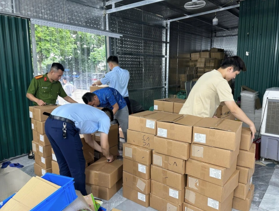 Doanh nghiệp nào đứng sau hơn 5.000 lọ mỹ phẩm nhập lậu mới bị phát hiện ở Hà Nội?- Ảnh 1. Doanh nghiệp nào đứng sau hơn 5.000 lọ mỹ phẩm nhập lậu mới bị phát hiện ở Hà Nội?- Ảnh 1.