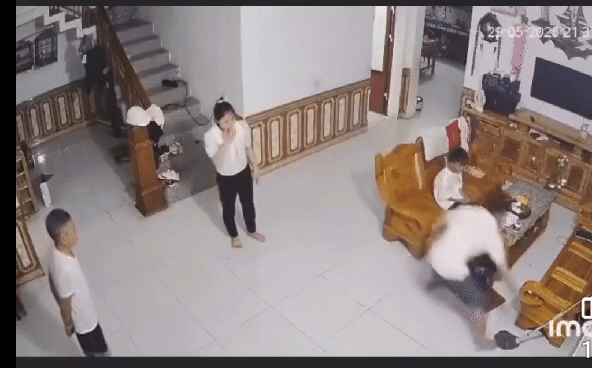 Vụ chồng đánh vợ đến nhập viện trước mặt người già, trẻ nhỏ: Gia đình tiết lộ tình trạng nạn nhân - Ảnh 1. Vụ chồng đánh vợ đến nhập viện trước mặt người già, trẻ nhỏ: Gia đình tiết lộ tình trạng nạn nhân - Ảnh 1.