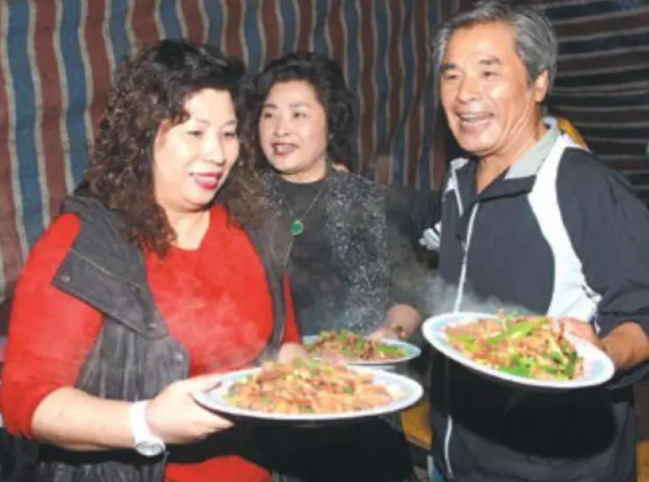 Sao nam nhiều vợ nhất showbiz gặp nạn, phản ứng của 6 người vợ gây sốc - Ảnh 5. Sao nam nhiều vợ nhất showbiz gặp nạn, phản ứng của 6 người vợ gây sốc - Ảnh 5.