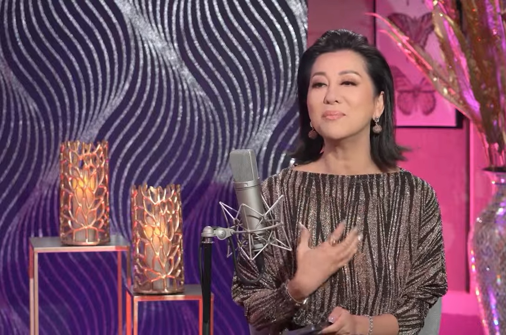 Nữ ca sĩ 44 tuổi vừa lộ bụng bầu sắp đẻ: "Tôi nghĩ chẳng tội gì không dại"- Ảnh 1. Nữ ca sĩ 44 tuổi vừa lộ bụng bầu sắp đẻ: "Tôi nghĩ chẳng tội gì không dại"- Ảnh 1.