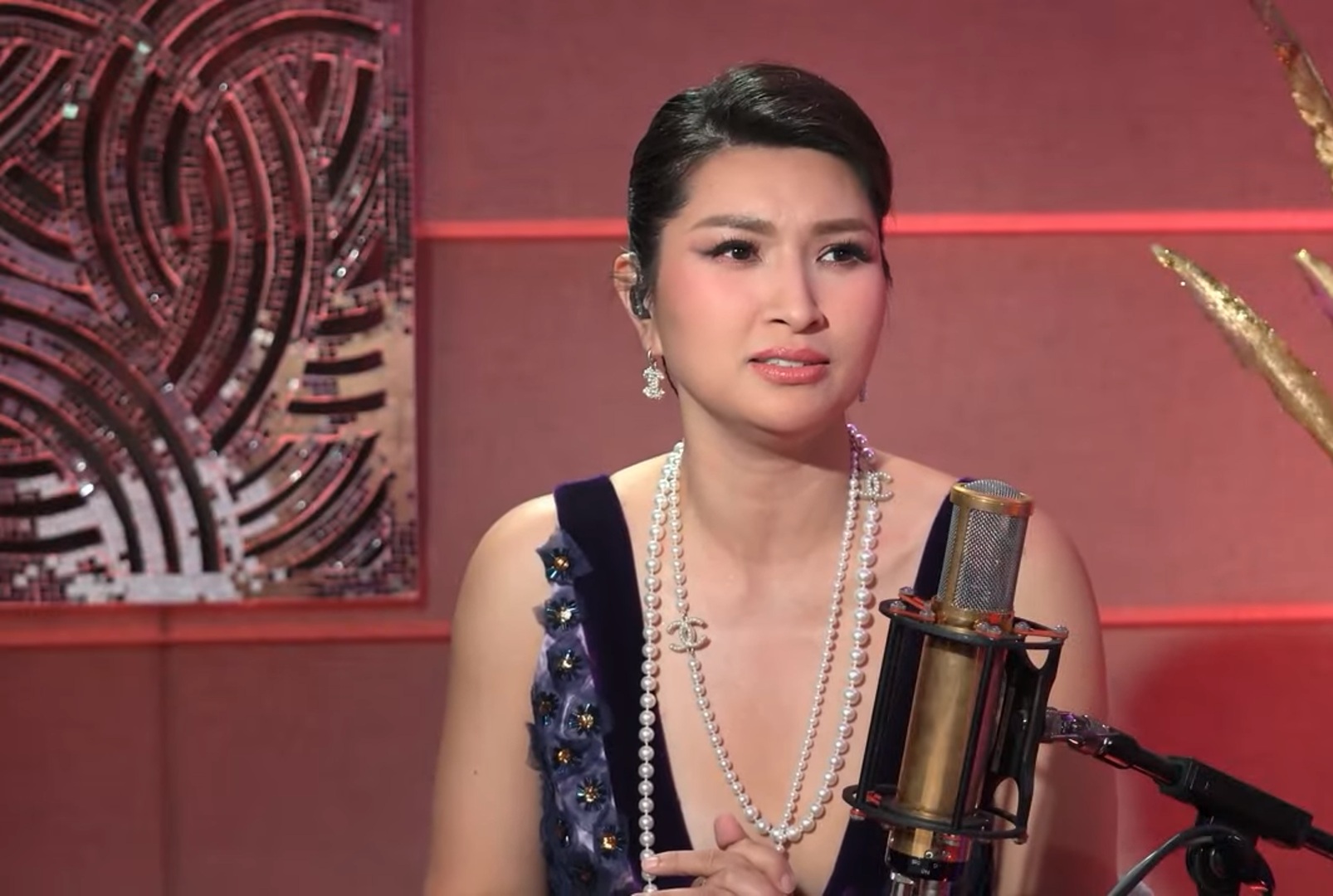Nữ ca sĩ 44 tuổi vừa lộ bụng bầu sắp đẻ: "Tôi nghĩ chẳng tội gì không dại"- Ảnh 2. Nữ ca sĩ 44 tuổi vừa lộ bụng bầu sắp đẻ: "Tôi nghĩ chẳng tội gì không dại"- Ảnh 2.