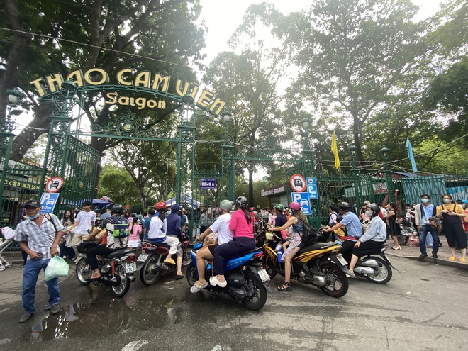 “Khối nghỉ hè” ùa vào Thảo Cầm Viên, cảnh tượng đông khó tin trong ngày 1/6 ở TP.HCM - Ảnh 4. “Khối nghỉ hè” ùa vào Thảo Cầm Viên, cảnh tượng đông khó tin trong ngày 1/6 ở TP.HCM - Ảnh 4.
