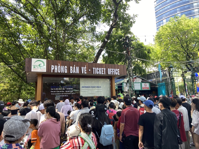 “Khối nghỉ hè” ùa vào Thảo Cầm Viên, cảnh tượng đông khó tin trong ngày 1/6 ở TP.HCM - Ảnh 3. “Khối nghỉ hè” ùa vào Thảo Cầm Viên, cảnh tượng đông khó tin trong ngày 1/6 ở TP.HCM - Ảnh 3.