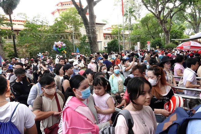 “Khối nghỉ hè” ùa vào Thảo Cầm Viên, cảnh tượng đông khó tin trong ngày 1/6 ở TP.HCM - Ảnh 2. “Khối nghỉ hè” ùa vào Thảo Cầm Viên, cảnh tượng đông khó tin trong ngày 1/6 ở TP.HCM - Ảnh 2.