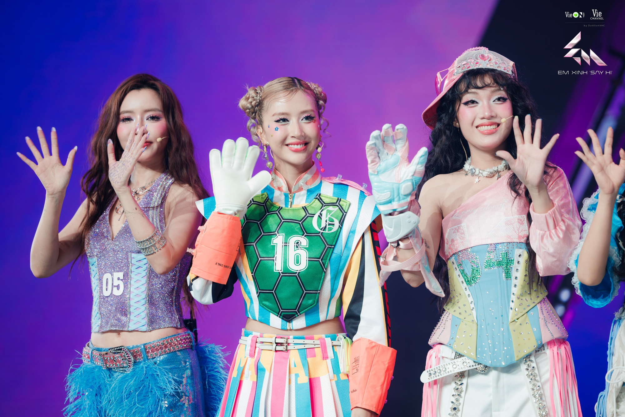 Tập 1 Em Xinh "Say Hi": Phương Mỹ Chi quyết tâm làm "Vua Trò Chơi", Em Xinh Pháo Northside thẳng thừng "khịa" Bích Phương- Ảnh 2. Tập 1 Em Xinh "Say Hi": Phương Mỹ Chi quyết tâm làm "Vua Trò Chơi", Em Xinh Pháo Northside thẳng thừng "khịa" Bích Phương- Ảnh 2.