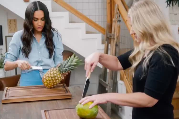 Meghan Markle gây sốt với mẹo bổ dứa “cực đỉnh” trong cảnh quay bị cắt khỏi series Netflix- Ảnh 1. Meghan Markle gây sốt với mẹo bổ dứa “cực đỉnh” trong cảnh quay bị cắt khỏi series Netflix- Ảnh 1.