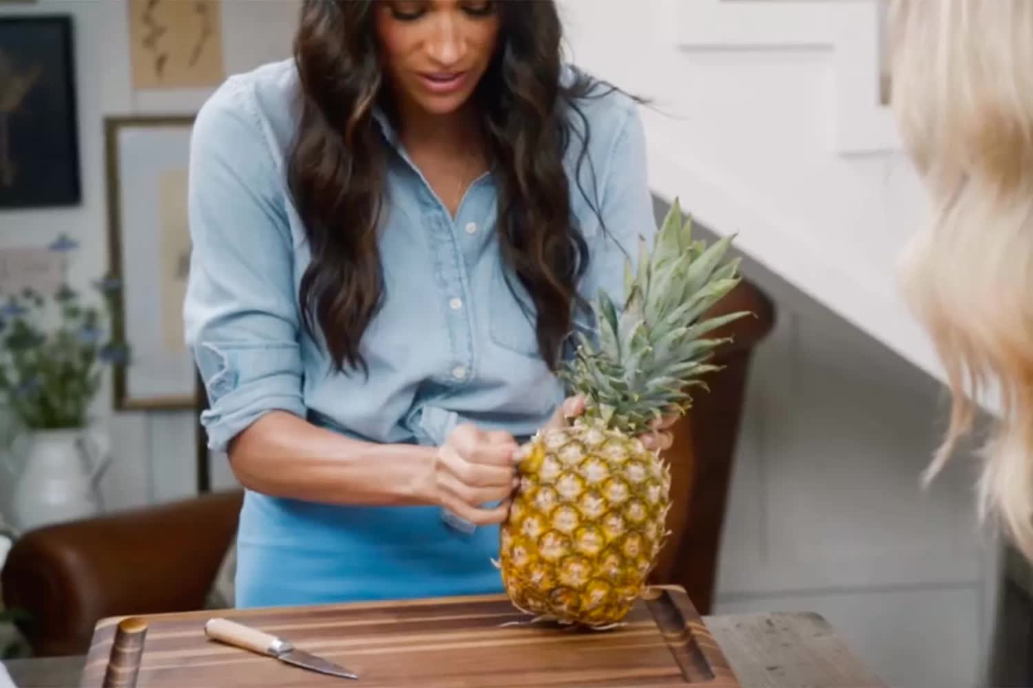 Meghan Markle gây sốt với mẹo bổ dứa “cực đỉnh” trong cảnh quay bị cắt khỏi series Netflix- Ảnh 2. Meghan Markle gây sốt với mẹo bổ dứa “cực đỉnh” trong cảnh quay bị cắt khỏi series Netflix- Ảnh 2.