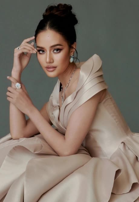 Hoa hậu Thái Lan vừa đăng quang Miss World: Bị Miss Universe tước danh hiệu, "check var" profile lẫn mặt mộc mới sốc - Ảnh 5. Hoa hậu Thái Lan vừa đăng quang Miss World: Bị Miss Universe tước danh hiệu, "check var" profile lẫn mặt mộc mới sốc - Ảnh 5.
