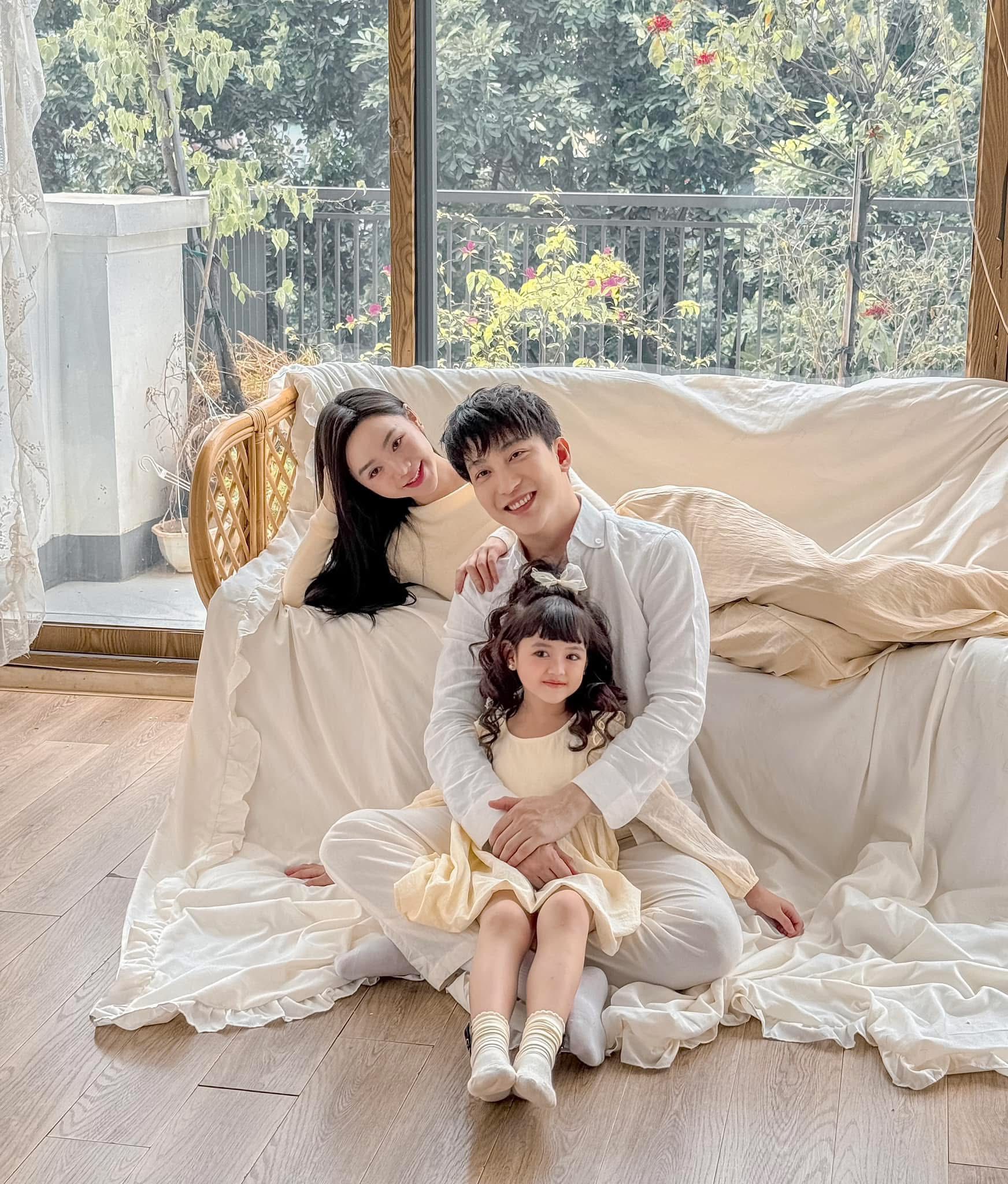 Cherry An Nhiên: “Tiểu hoa đán” làng mẫu Việt, mới 8 tuổi đã kiếm hàng chục triệu mỗi giờ- Ảnh 4. Cherry An Nhiên: “Tiểu hoa đán” làng mẫu Việt, mới 8 tuổi đã kiếm hàng chục triệu mỗi giờ- Ảnh 4.