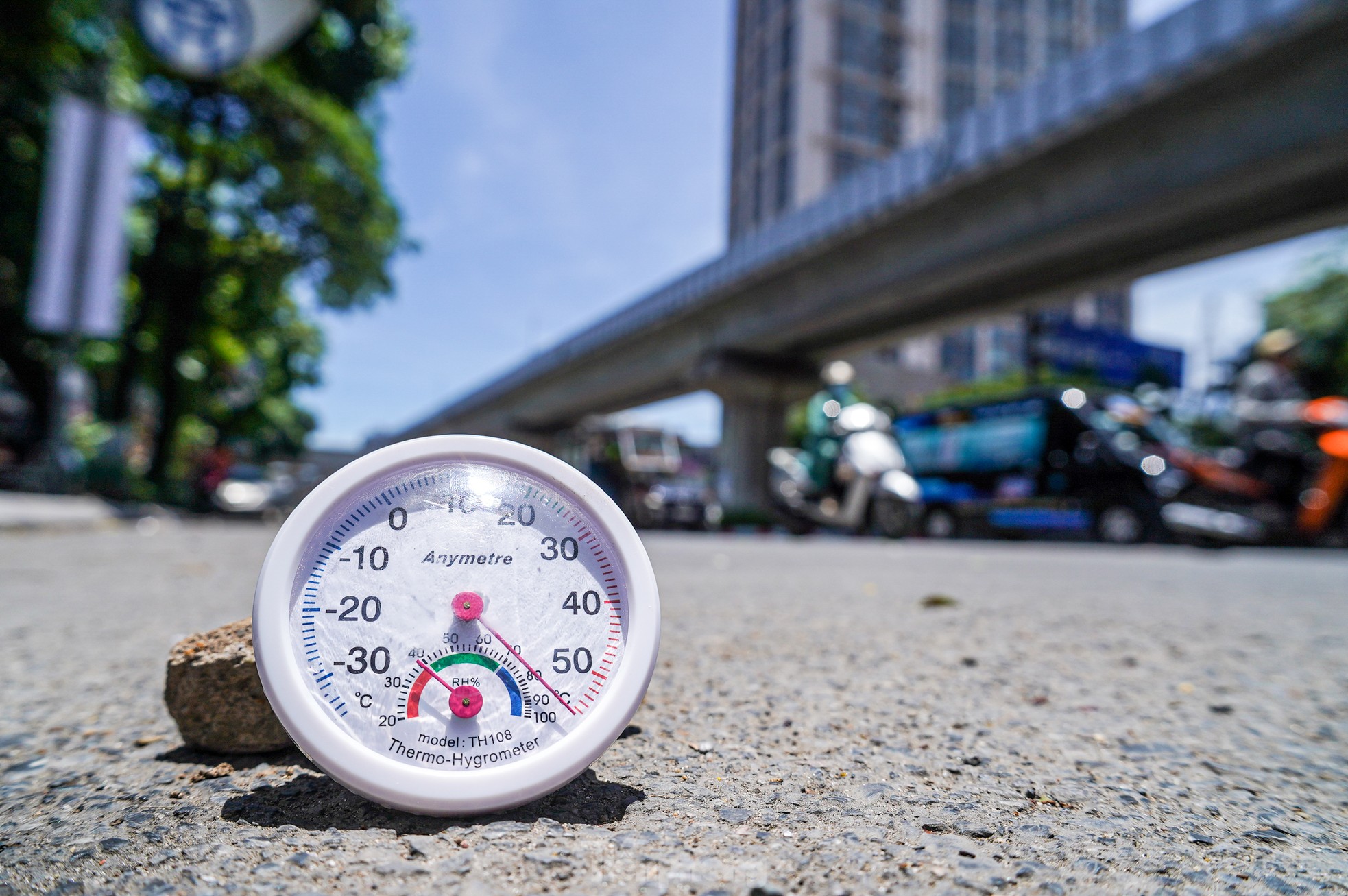 Hà Nội vào đỉnh điểm nắng nóng, mặt đường hơn 50 độ C - Ảnh 4. Hà Nội vào đỉnh điểm nắng nóng, mặt đường hơn 50 độ C - Ảnh 4.