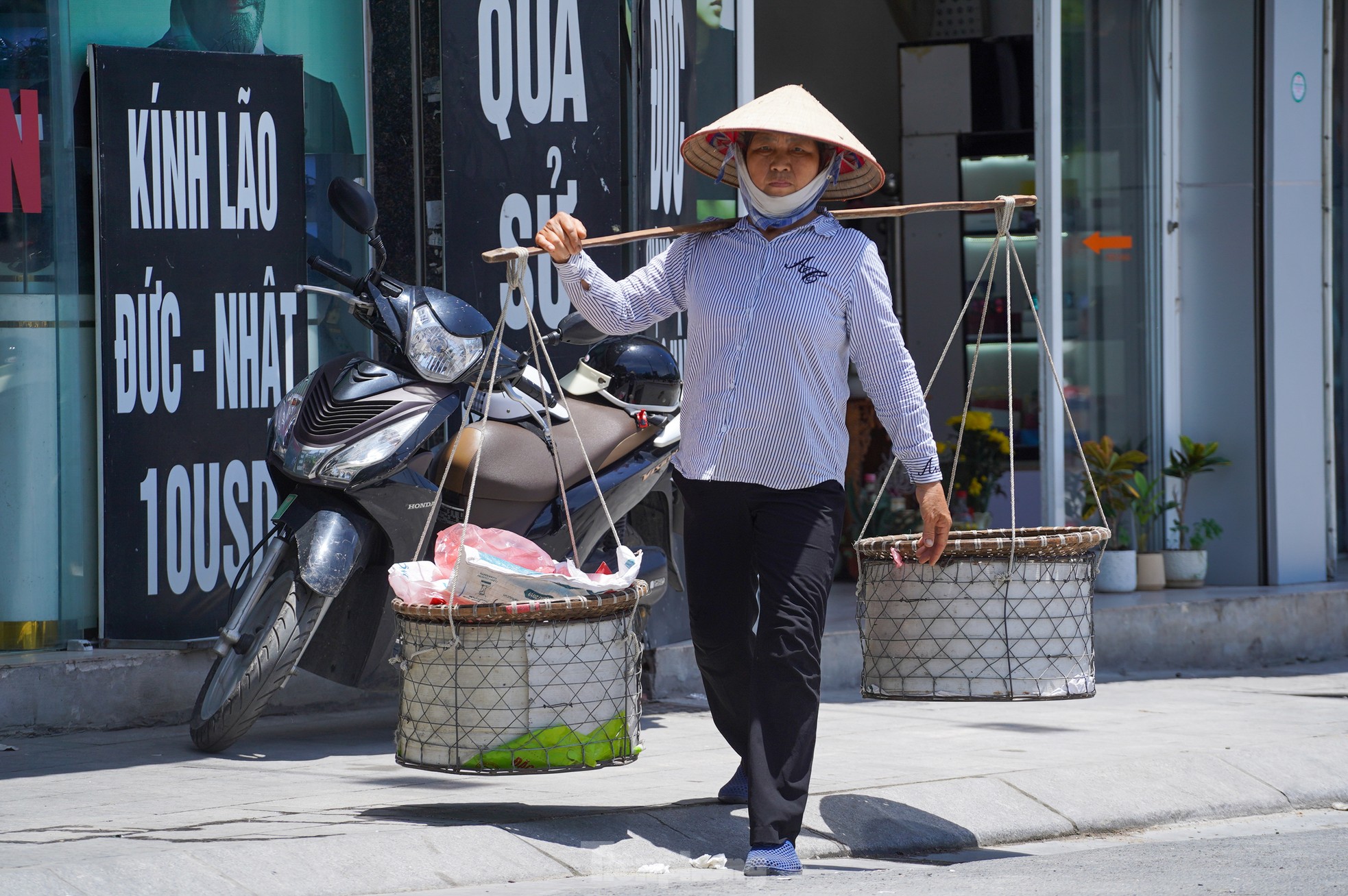 Hà Nội vào đỉnh điểm nắng nóng, mặt đường hơn 50 độ C - Ảnh 11. Hà Nội vào đỉnh điểm nắng nóng, mặt đường hơn 50 độ C - Ảnh 11.