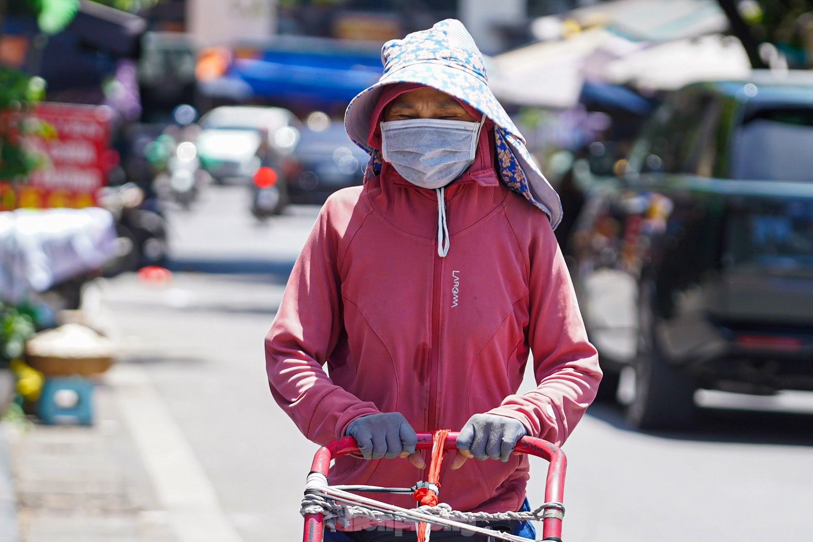 Hà Nội vào đỉnh điểm nắng nóng, mặt đường hơn 50 độ C - Ảnh 12. Hà Nội vào đỉnh điểm nắng nóng, mặt đường hơn 50 độ C - Ảnh 12.