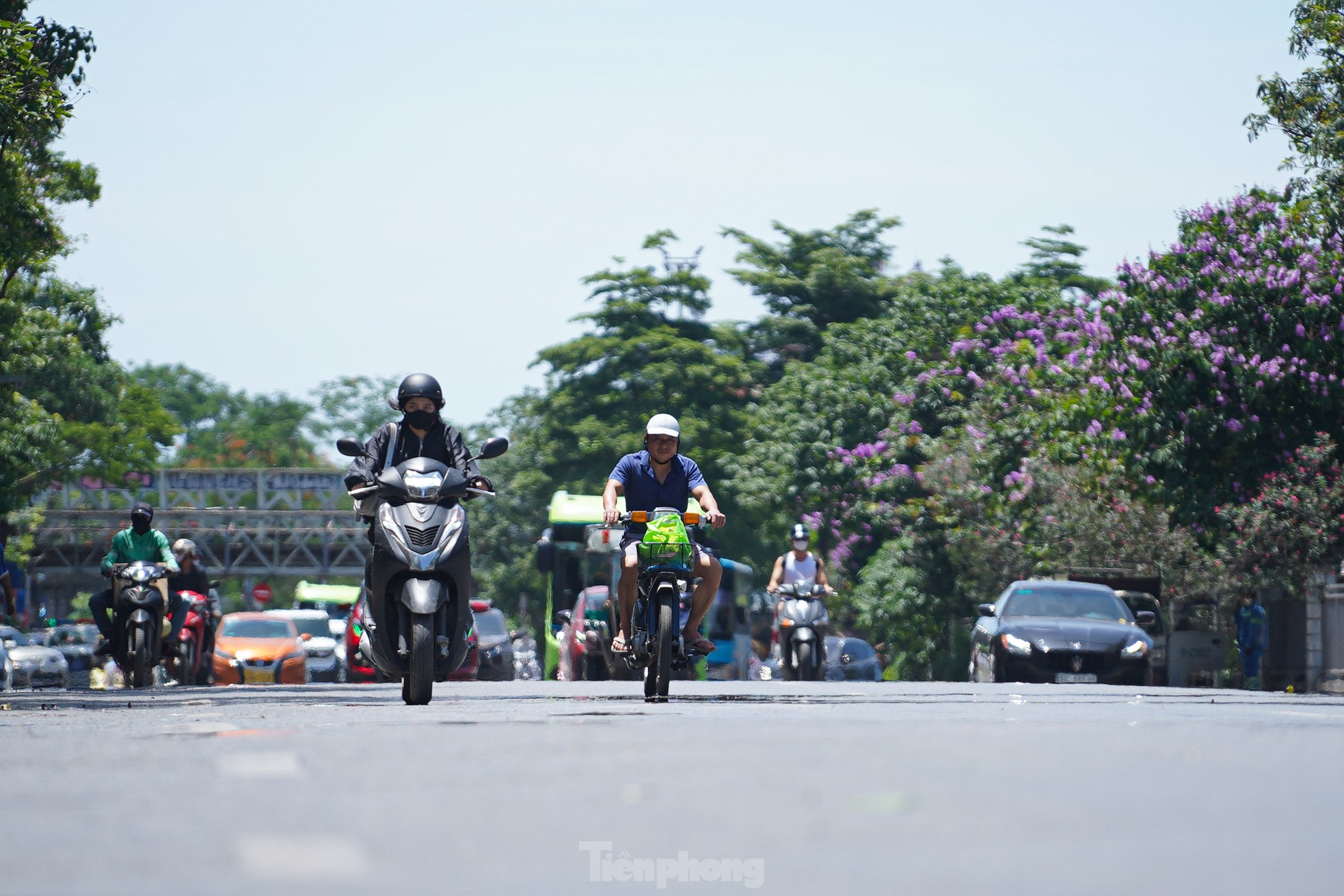 Hà Nội vào đỉnh điểm nắng nóng, mặt đường hơn 50 độ C - Ảnh 2. Hà Nội vào đỉnh điểm nắng nóng, mặt đường hơn 50 độ C - Ảnh 2.