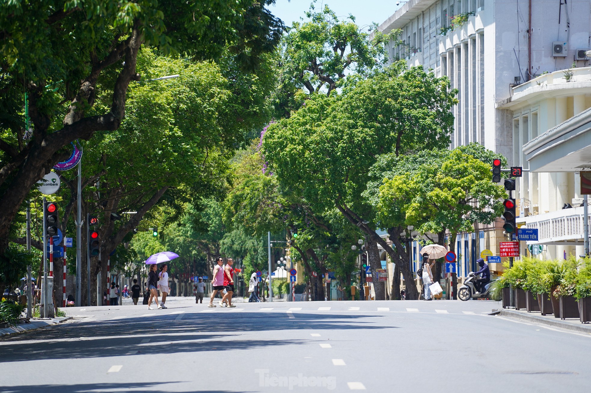 Hà Nội vào đỉnh điểm nắng nóng, mặt đường hơn 50 độ C - Ảnh 17. Hà Nội vào đỉnh điểm nắng nóng, mặt đường hơn 50 độ C - Ảnh 17.