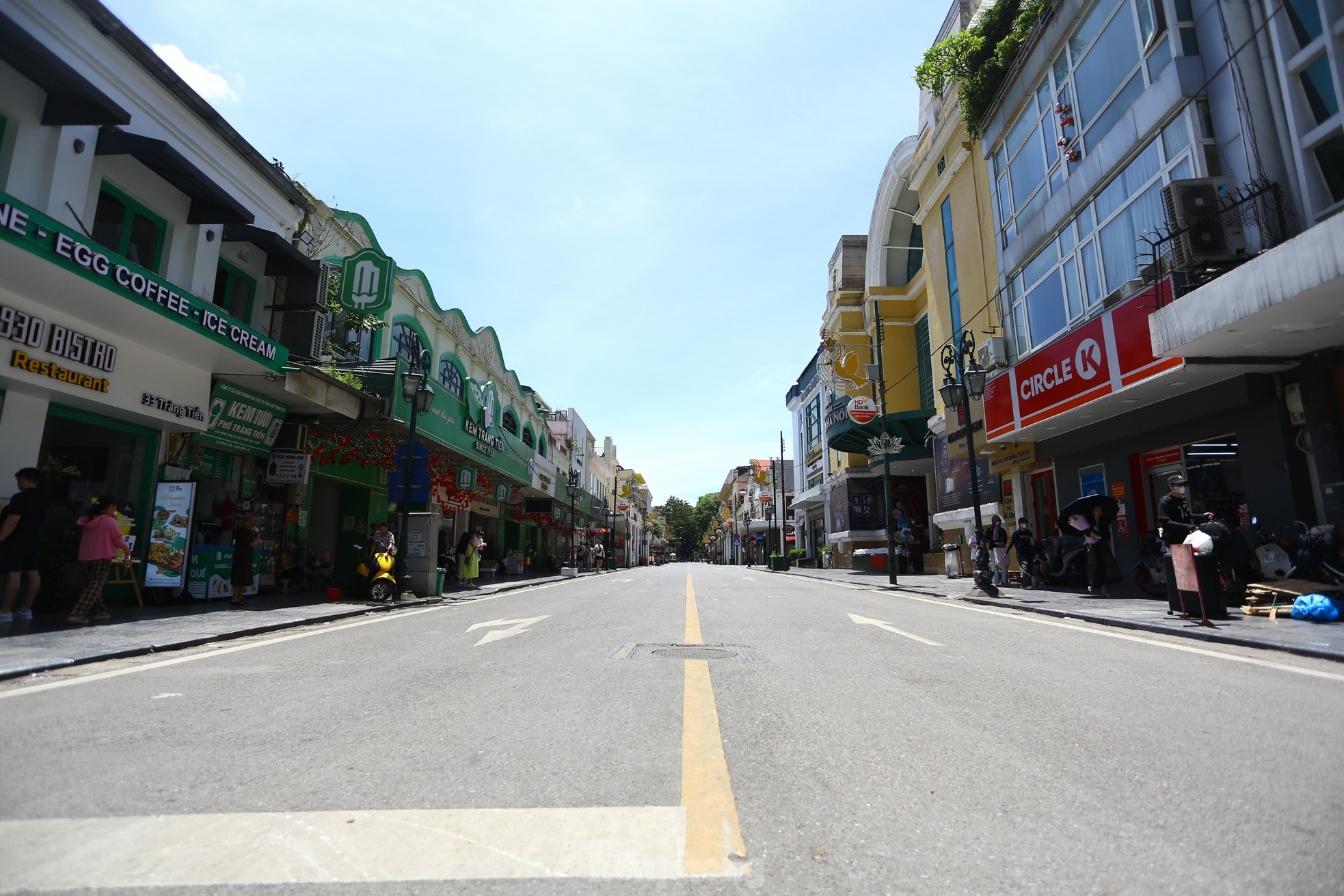 Hà Nội vào đỉnh điểm nắng nóng, mặt đường hơn 50 độ C - Ảnh 16. Hà Nội vào đỉnh điểm nắng nóng, mặt đường hơn 50 độ C - Ảnh 16.