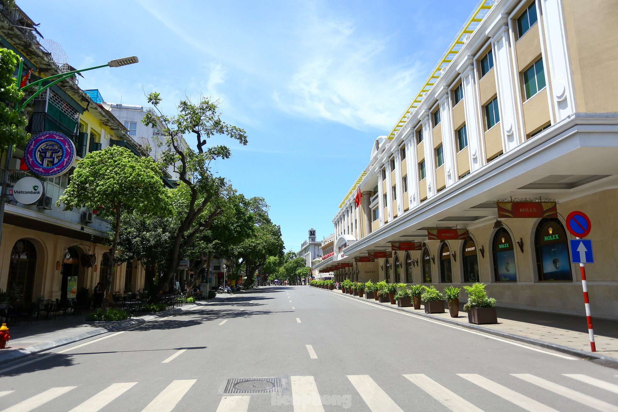 Hà Nội vào đỉnh điểm nắng nóng, mặt đường hơn 50 độ C - Ảnh 15. Hà Nội vào đỉnh điểm nắng nóng, mặt đường hơn 50 độ C - Ảnh 15.